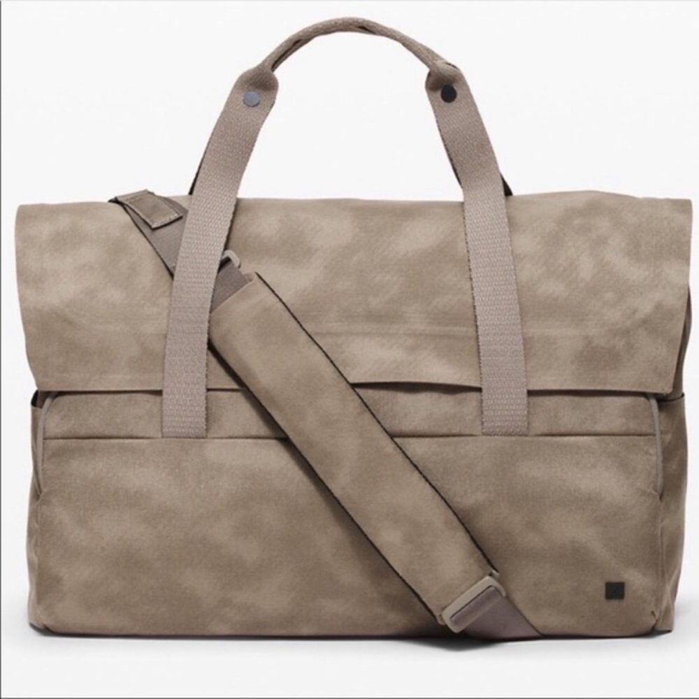NWOT Lululemon Embark Messenger Travel Bag